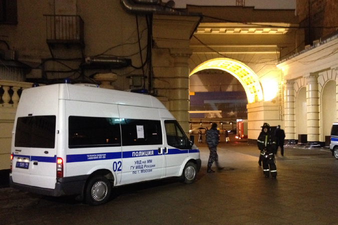 В Москве вход на станцию метро Смоленская закрыли из-за звонка о бомбе