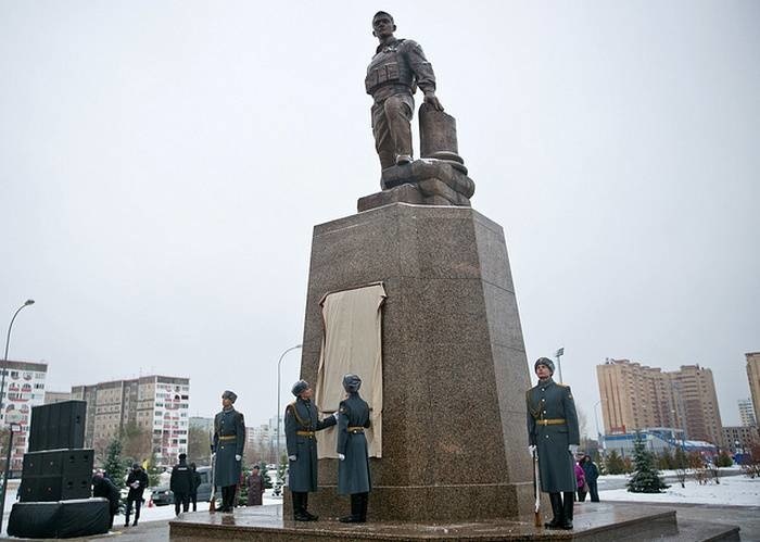 В Оренбурге открыли памятник погибшему в Сирии Герою России Александру Прохоренко