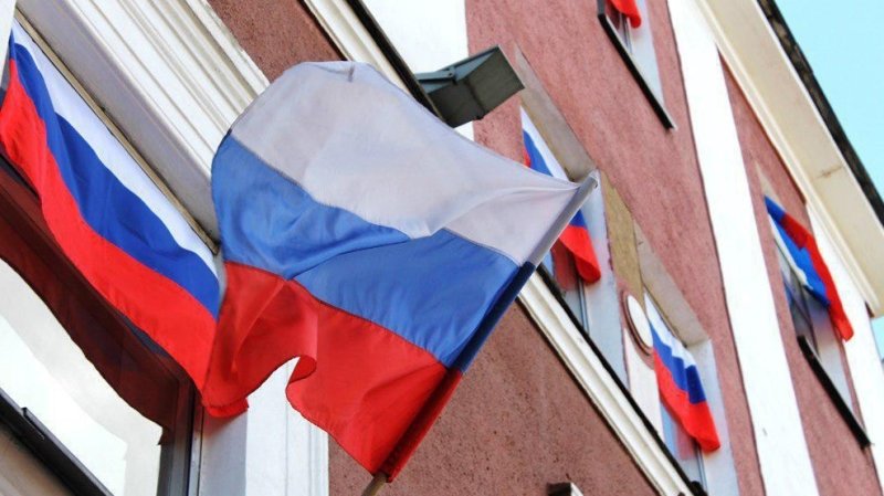 «Россия в каждом окне»: «Молодежка ОНФ» проводит акцию в честь Дня государственного флага