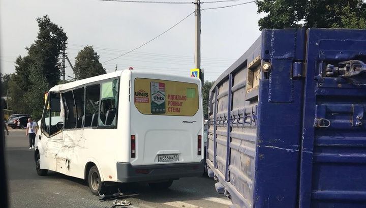 Шесть пострадавших: в Смоленске грузовик протаранил маршрутку. Видео