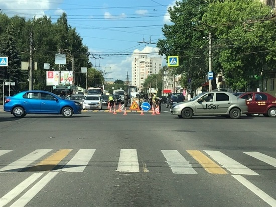 Тверские дорожники снова рисуют разметку в час-пик