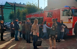 Смоленские пожарные показали технику на Дне открытых дверей Отделения Смоленск Банка России