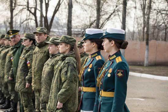 На базе бригады управления общевойсковой армии ЗВО прошли первые тренировки парадных женских расчетов