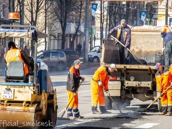 Смоленские дорожники приступили к масштабному ямочному ремонту дорог