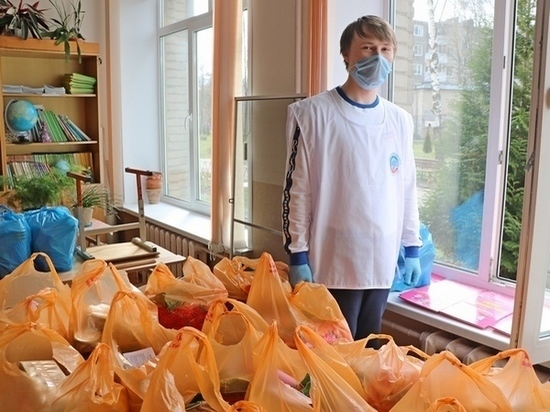 Смоленские волонтеры помогли раздать школьные продуктовые наборы