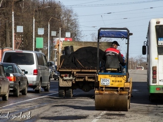 В Смоленске продолжают ямочный ремонт дорог