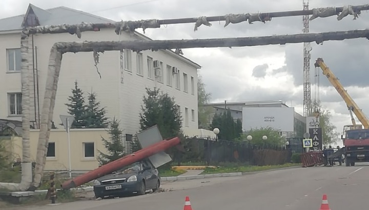 Рассеянный водитель снес теплотрассу и повредил легковушку в Смоленске. Видео