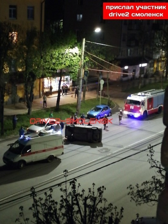 В Смоленске у авто на ходу открылся капот, это привело к жуткому ДТП